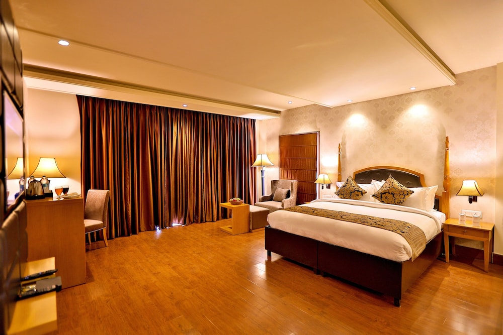 Executive Suite with Private Balcony - Photo 3
