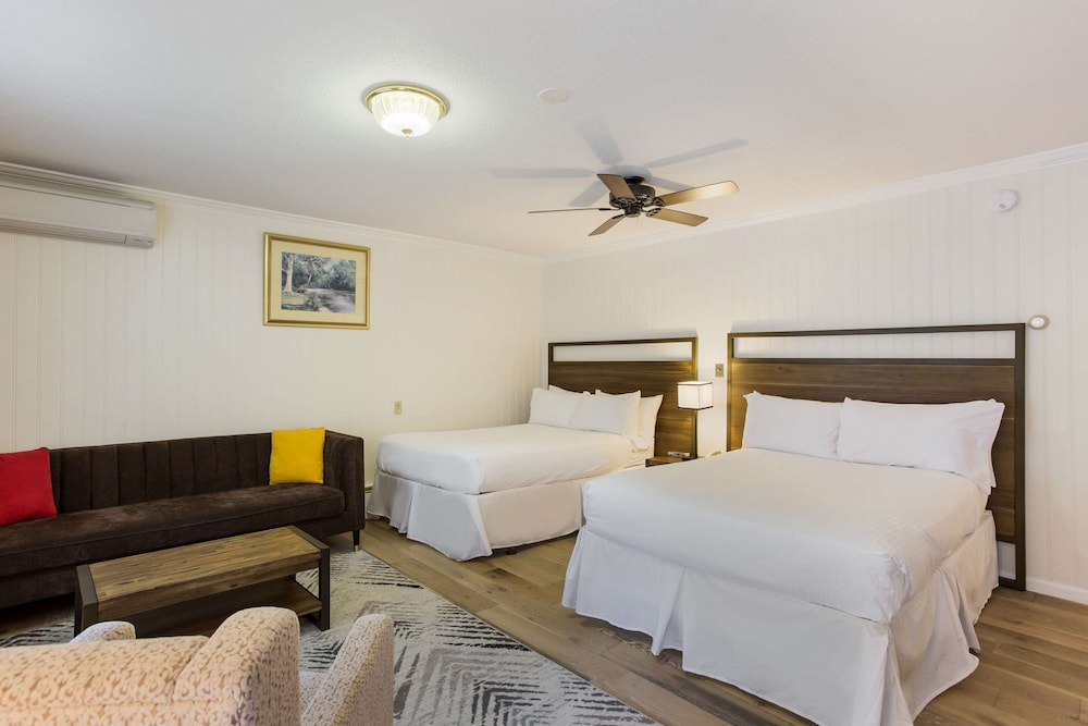 Room, 2 Queen Beds, Accessible, Non Smoking