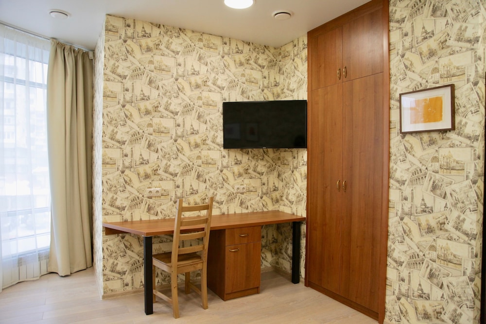Family Room, Shared Bathroom photo 1