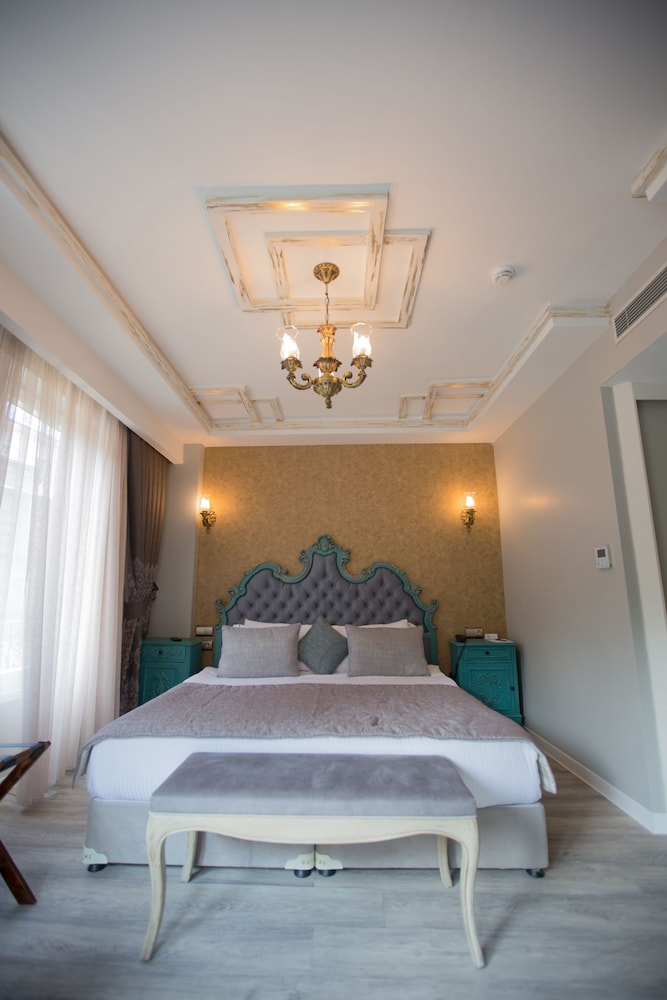 Deluxe Room, 1 King Bed, City View photo 3