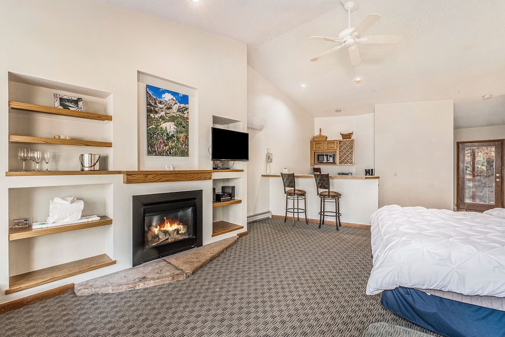 Spa Suite (1 King Bed, No Stove)