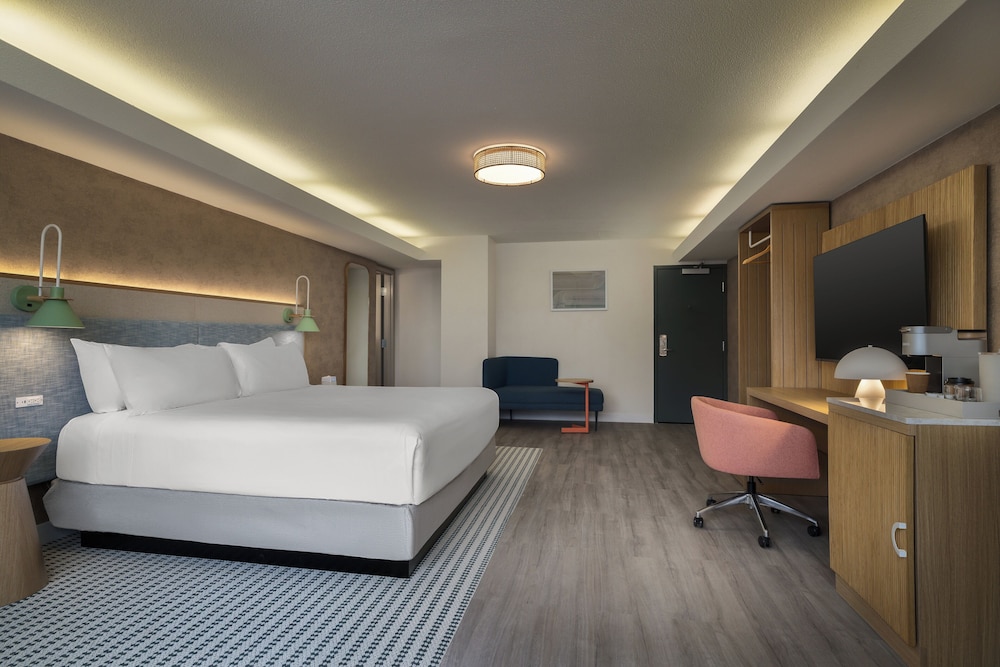 Standard Room, 1 King Bed photo 2