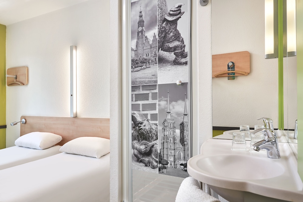 Standard Twin Room, 2 Twin Beds - Photo 3