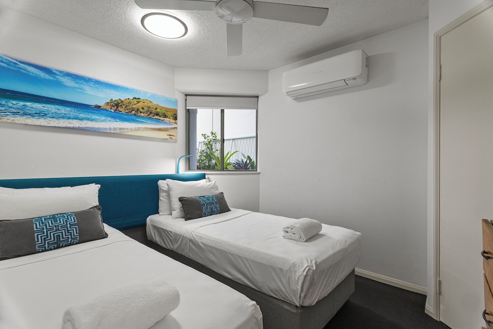 2 Bedroom Beachfront with Courtyard photo 3