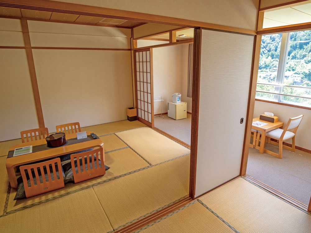 Japanese Style Room for 6 Guests with Shared Bathroom - Photo 8