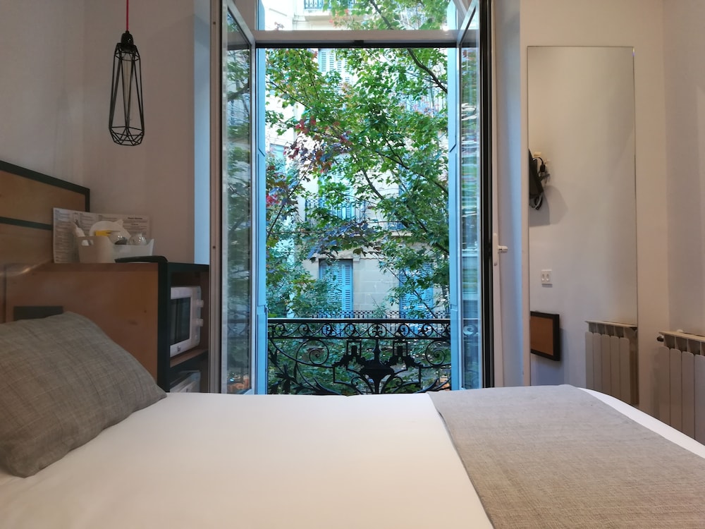 Economy Double Room, Balcony, City View photo 2