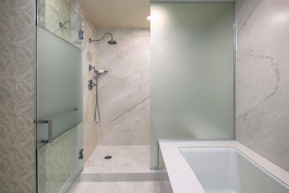 Junior Suite with Hollywood Hills View thumbnail 6