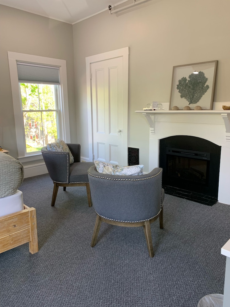 Room, Private Bathroom (Frenchmans Bay - Queen Fireplace Room) photo 3