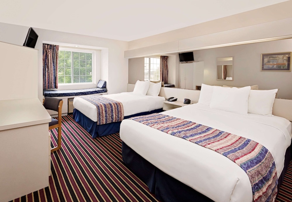 Room, 2 Queen Beds, Non Smoking (Pet Friendly) - Photo 1