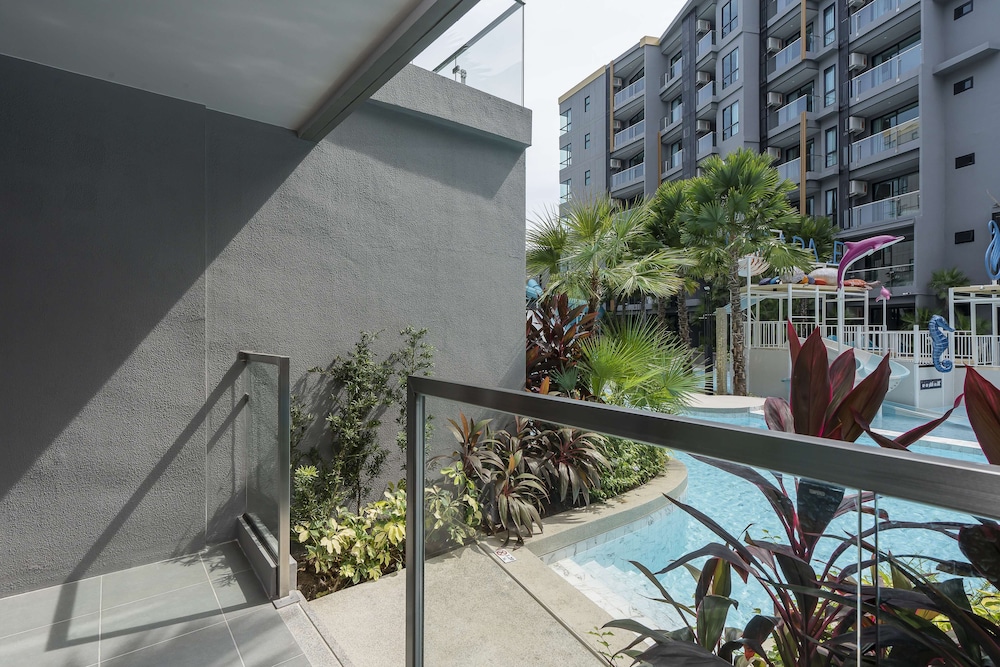 Deluxe Room, 1 Double Bed, Pool Access - Photo 3