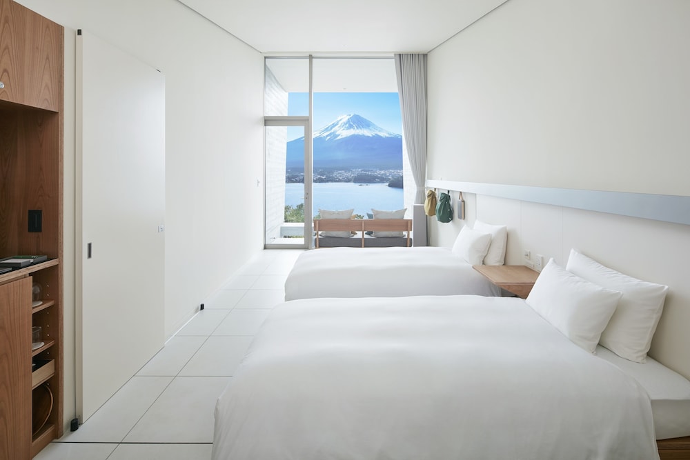Twin bed room with mountain view