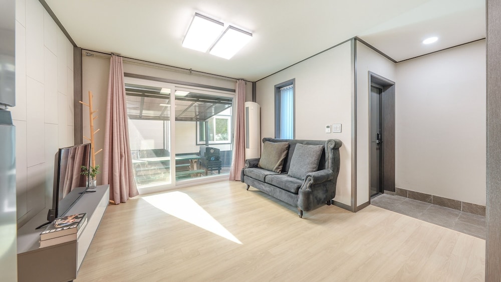 Basic Room, 1 Bedroom (Room 106 (Duplex / Private BBQ))