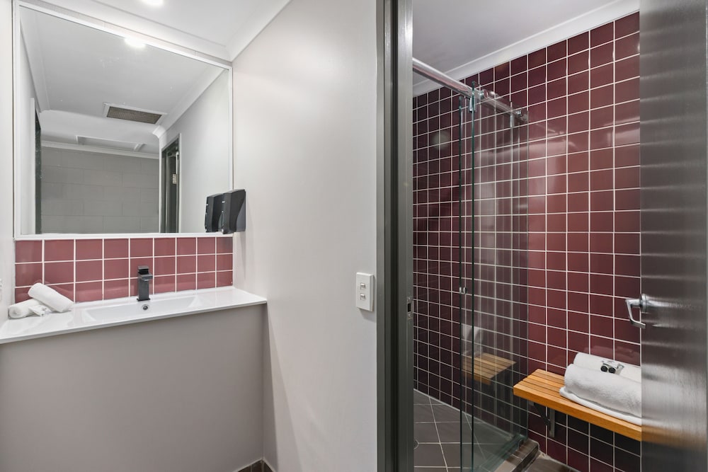 Hotel Deluxe Room - Photo 10