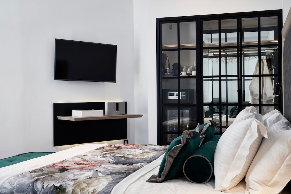 Senior Suite, 1 King Bed - Photo 2