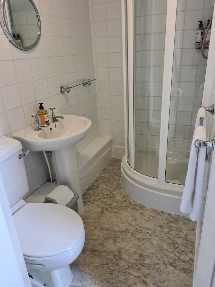 Single Room, Ensuite photo 3