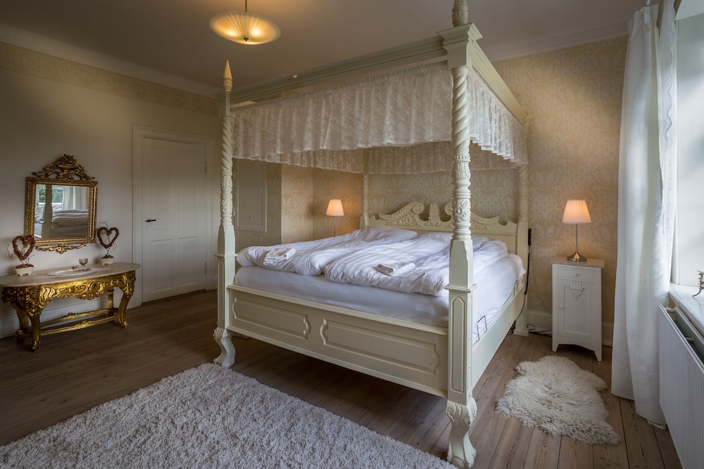 Romantic Suite, 1 King Bed, Bathtub, Partial Ocean View photo 1