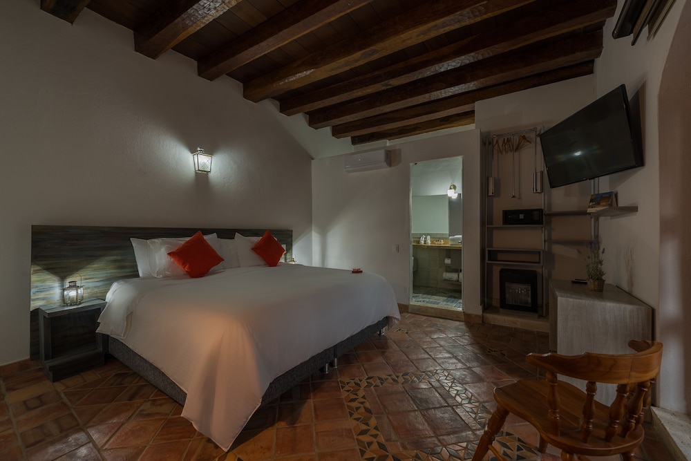 Superior Room, 1 King Bed photo 3
