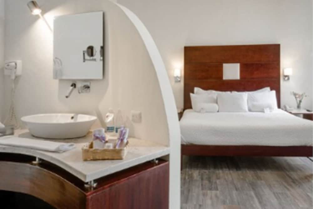 Suite, 1 King Bed, Patio - Photo 3