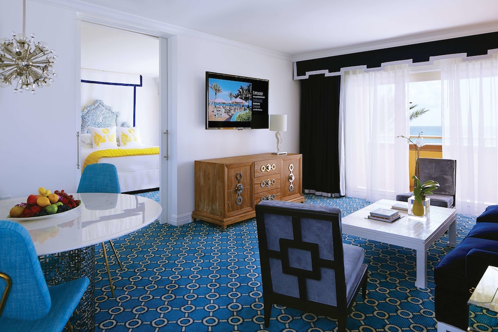 Club Suite, 1 King Bed, Oceanfront - Photo 6