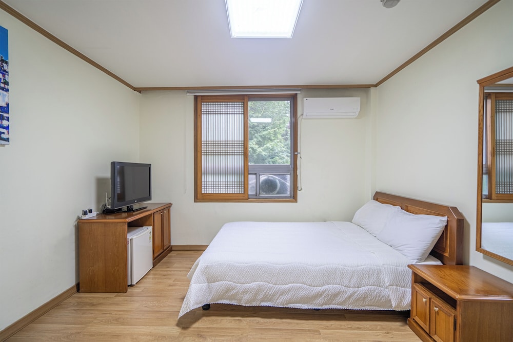 R02) Bed Room for 3 people (No Kitchenette) photo 3