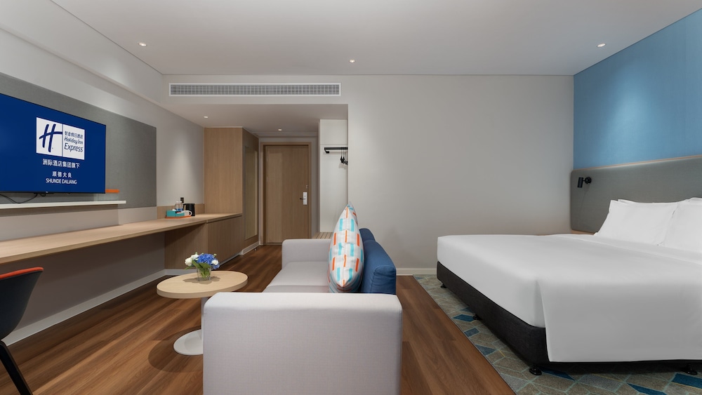 1 King Bed Suite Living Area photo 3