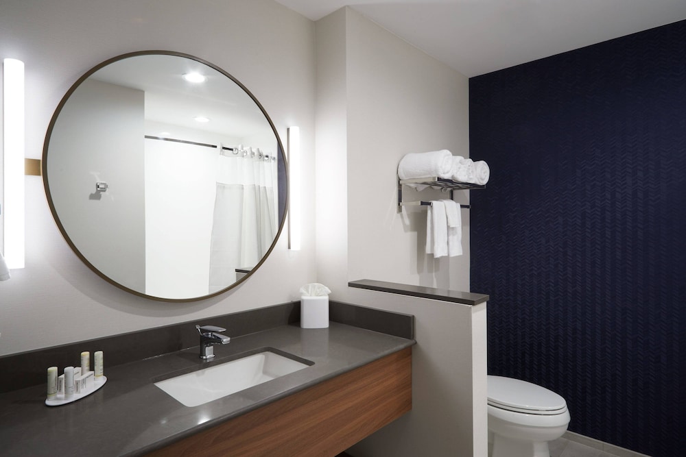 Suite, Multiple Beds (Mobility/Hearing Accessible, Tub) - Photo 4
