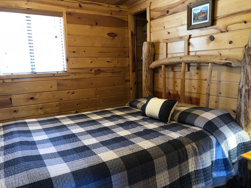 Traditional Cabin, 2 Bedrooms, Kitchen, Mountainside photo 2