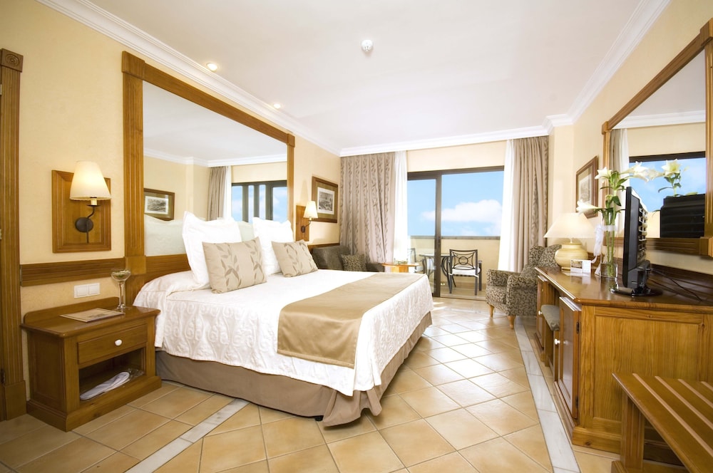 Senior Suite (3 adults and 1 child)