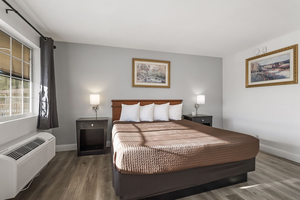 Standard Room, 1 King Bed photo 1