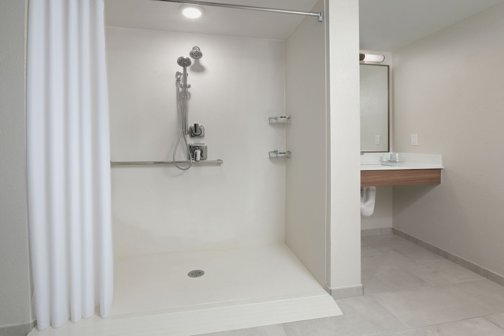 Suite, 1 Bedroom (Mobility/Hearing Access, Roll-In Shwr)