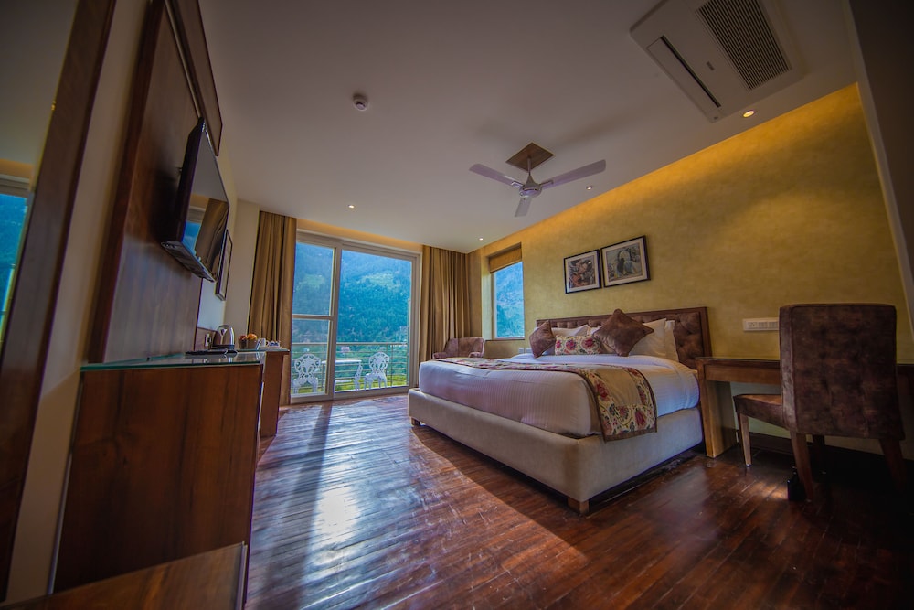 Premium Room with Private Balcony - Photo 16
