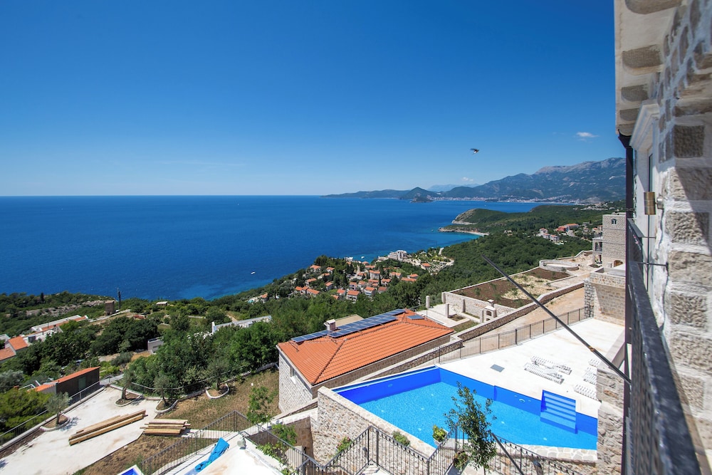 Comfort Apartment, 2 Bedrooms, Pool Access, Sea View