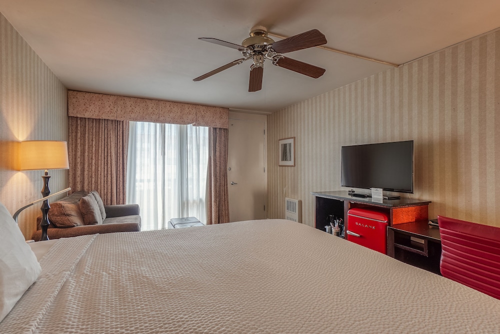 Premium Room, 1 King Bed with Sofa bed, Balcony, Partial Ocean View - Photo 3