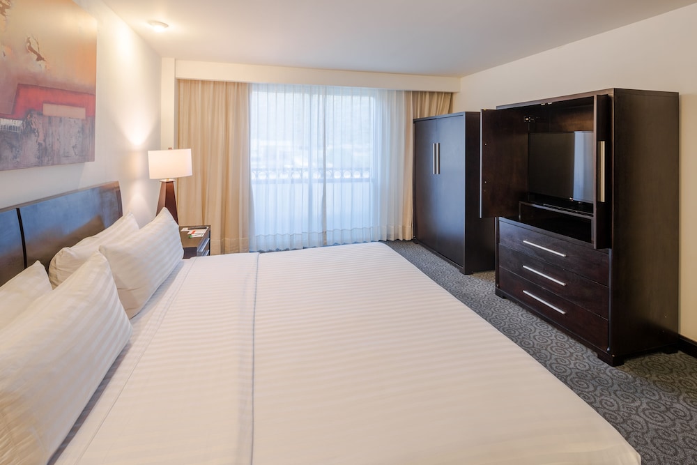 Suite, 1 King Bed, Garden View (High Floor) - Photo 4