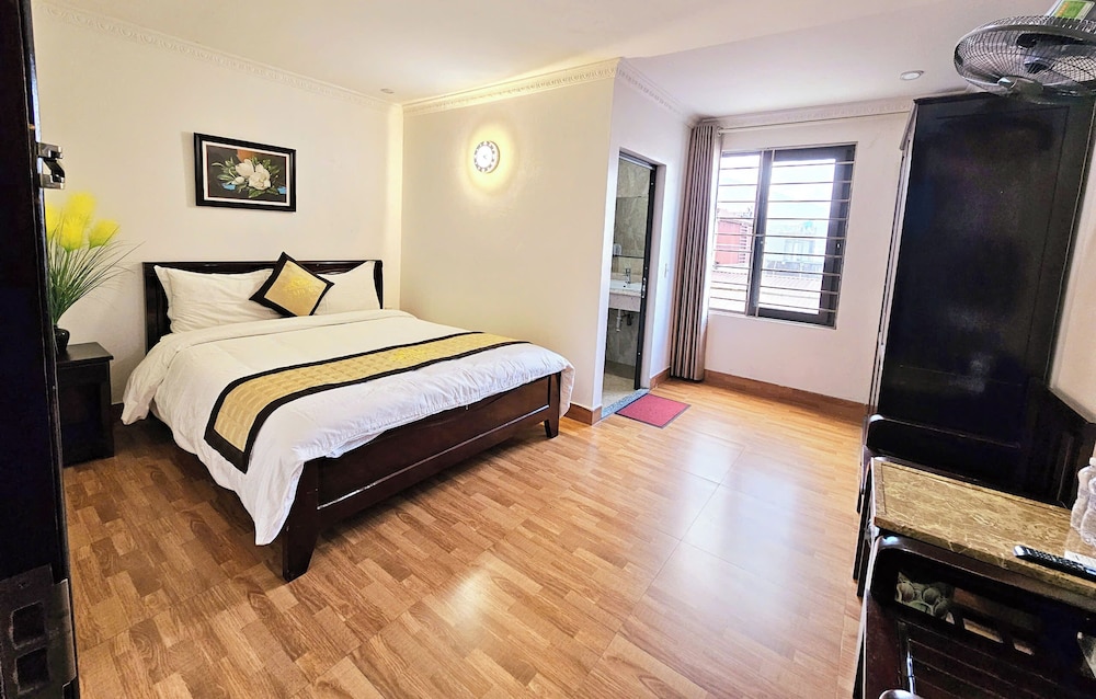 Basic Double Room Single Use, 1 Queen Bed