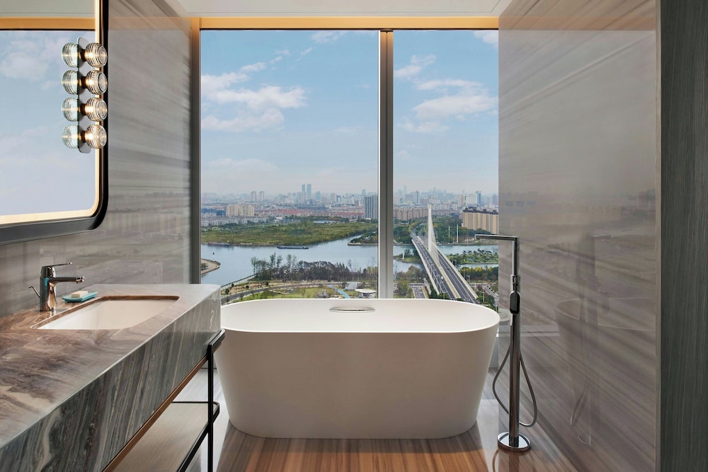 Premium Room, 1 King Bed, Canal View, Corner photo 2