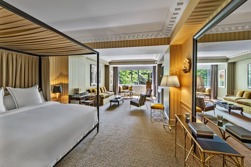 Suite, 1 King Bed with Sofa bed photo 1