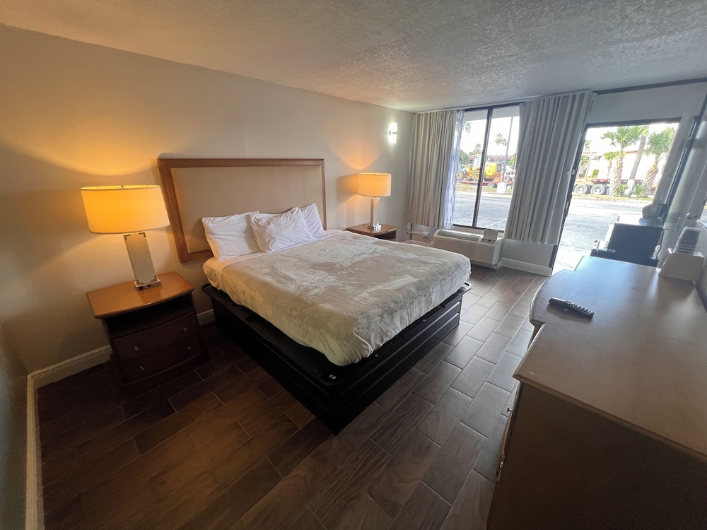 Standard Room, 1 King Bed, Non Smoking - Photo 1
