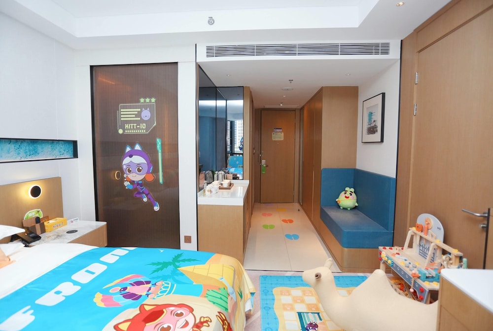 Family Room, 1 King Bed, Non Smoking (Hollywood) photo 1