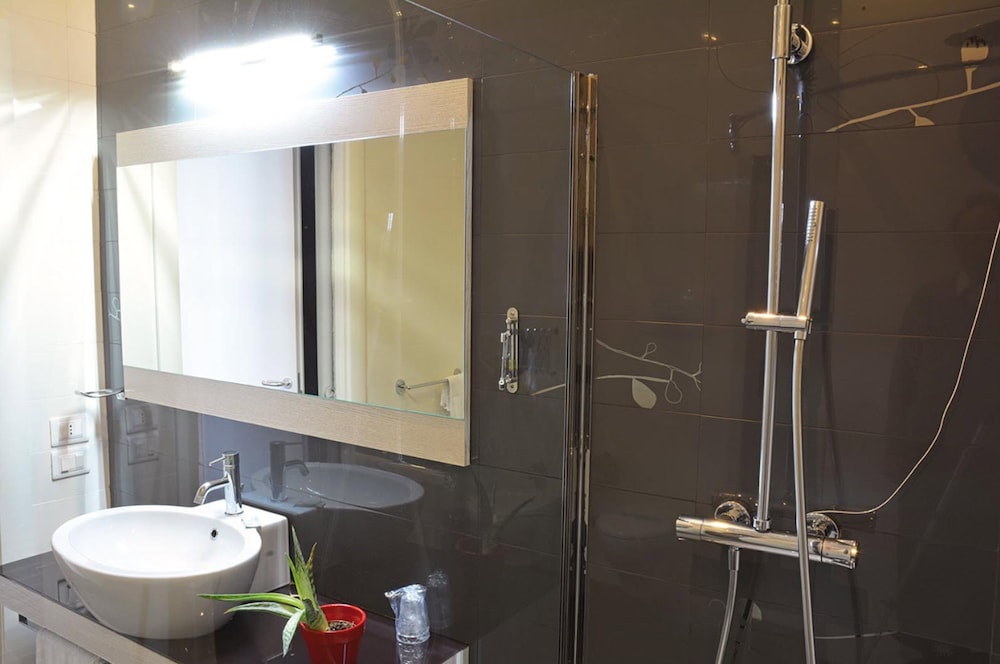 Deluxe Double Room, 1 Queen Bed, Mobility Accessible photo 2