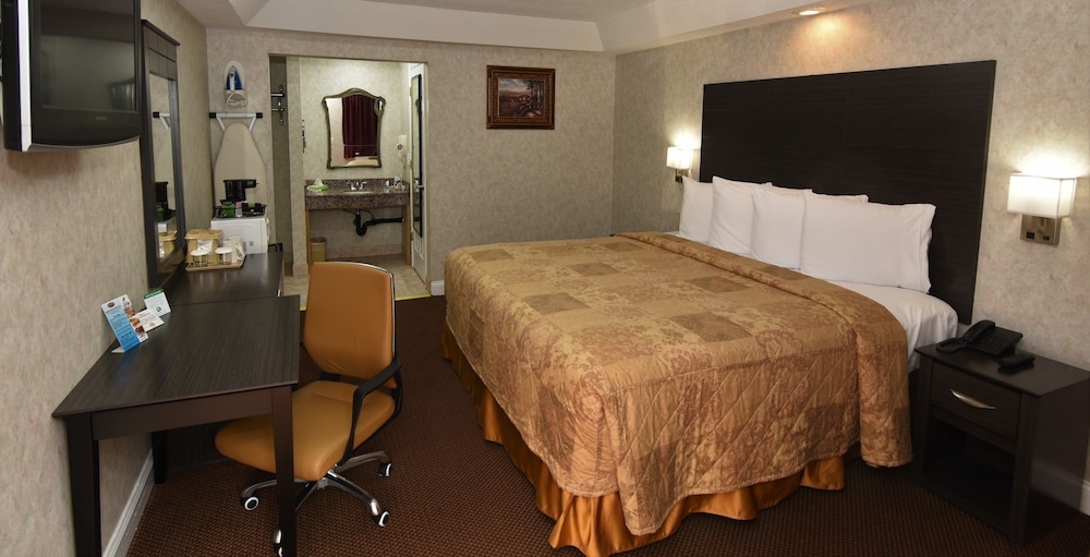 Deluxe Room, 1 King Bed, Non Smoking, Refrigerator & Microwave photo 2