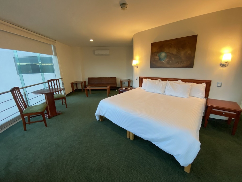Senior Room, Hot Tub, City View photo 3