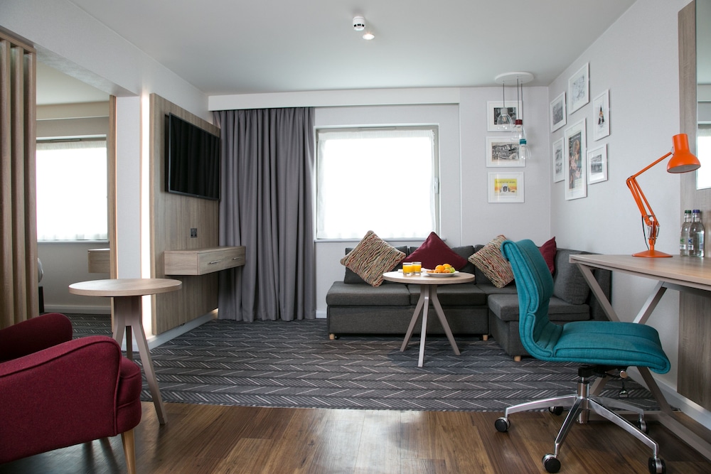 Suite, 1 King Bed - Photo 7