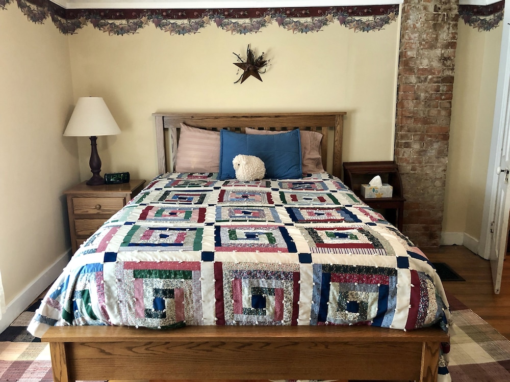 Comfort Room (Burgundy) photo 1