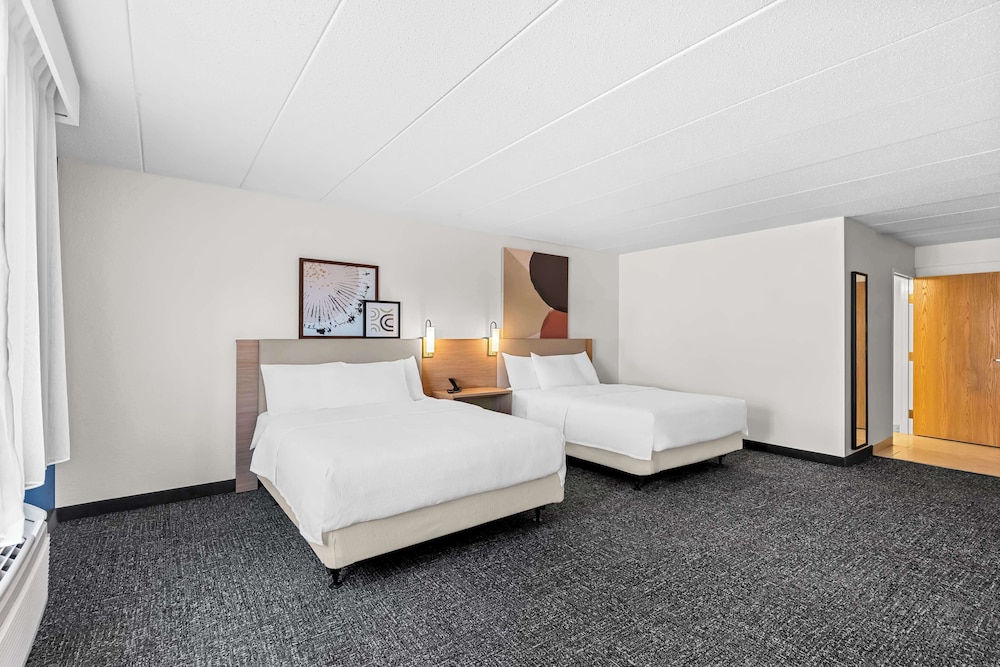 Room, 2 Queen Beds, Accessible (Roll-In Shower) photo 3