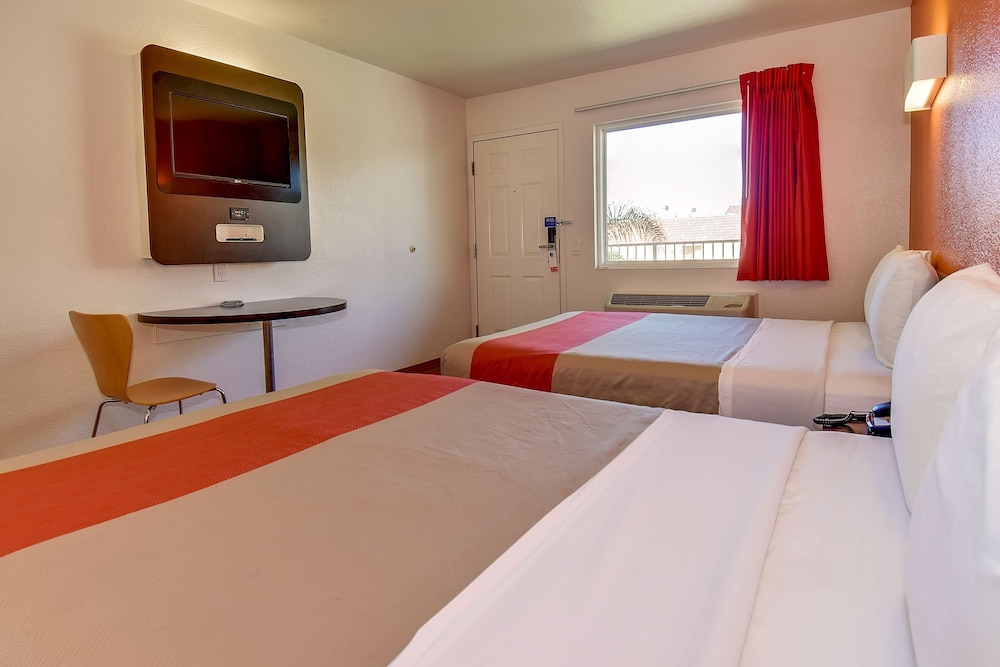 Standard Room, 2 Queen Beds, Non Smoking photo 2