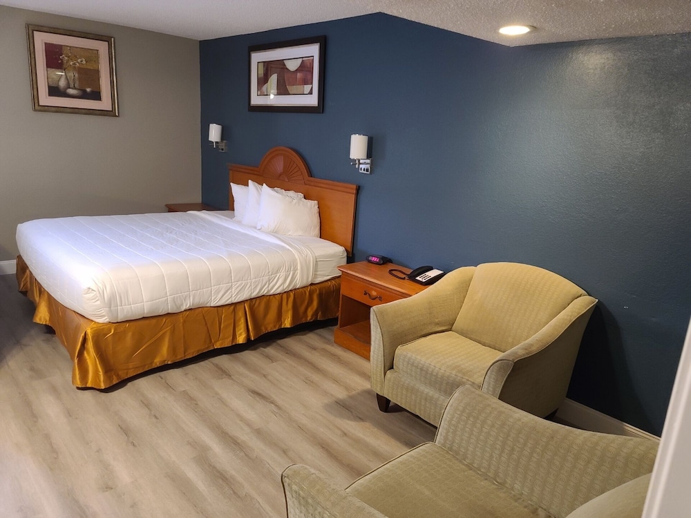 Deluxe Room, 1 Queen Bed, Accessible, Non Smoking (Mobility) - Photo 1