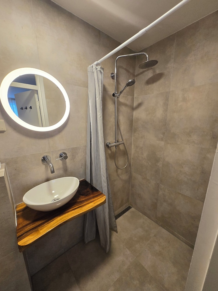 Deluxe Triple Room (with Shower) photo 3