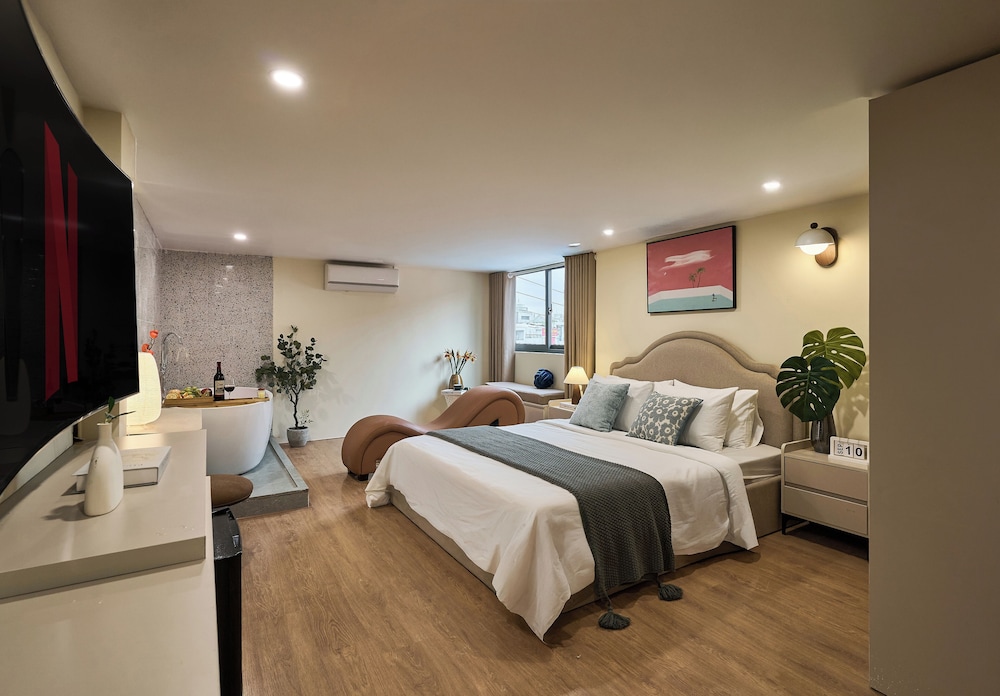 Romantic Room, 1 Bedroom, Bathtub, City View photo 1