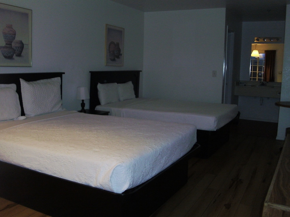 Standard Room, 2 Queen Beds, Non Smoking - Photo 4